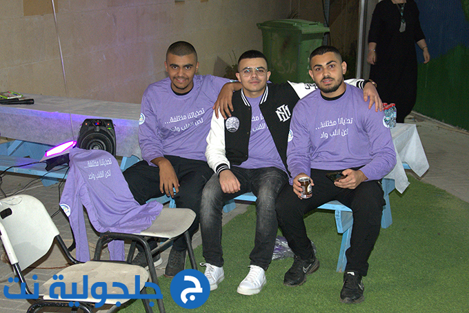 اضاءة المركز الجماهيري في جلجولية باللون البنفسجي بمناسبة اليوم العالمي لذوي الاحتياجات الخاصة